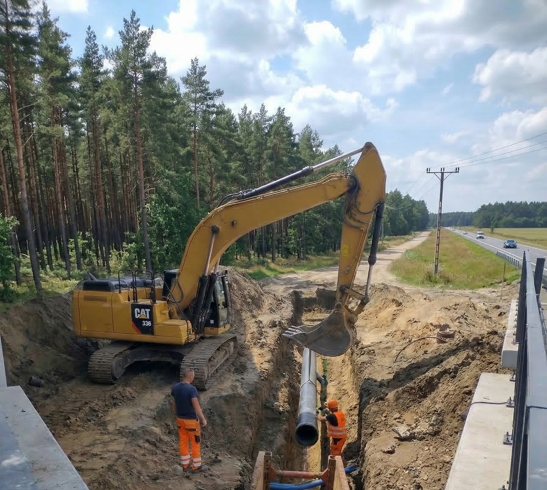 Rurociąg wzdłuż drogi krajowej